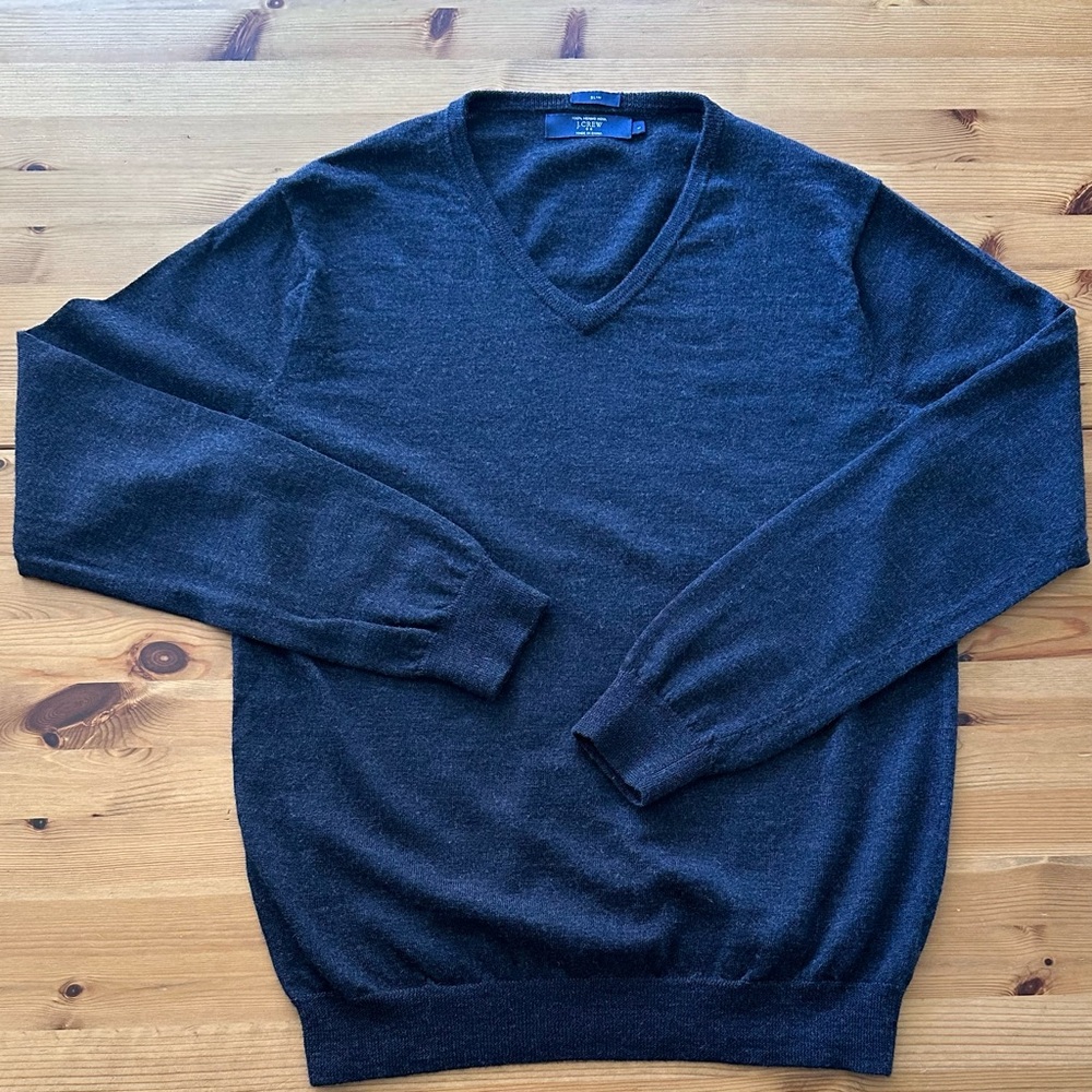 J Crew Men's Slim 100% Merino Wool Charcoal Gray V Neck Sweater:  Large - Picture 3 of 8